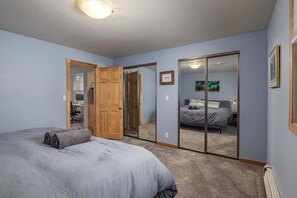 2 bedrooms, desk, iron/ironing board, WiFi