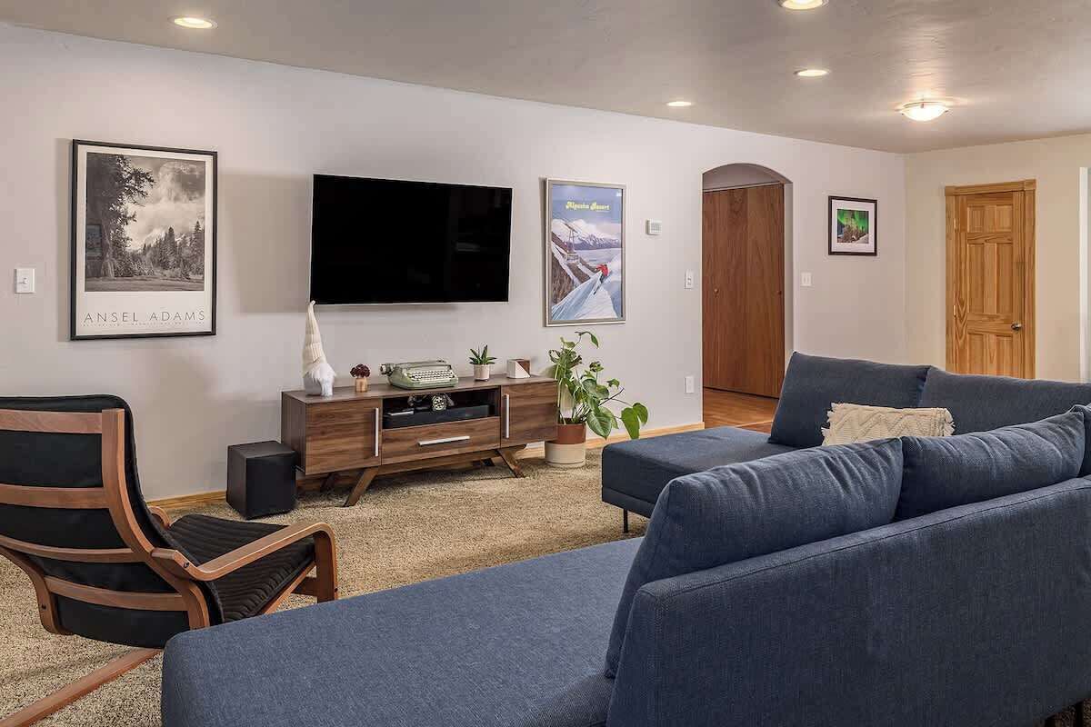 TV, stereoanlegg og kontorer