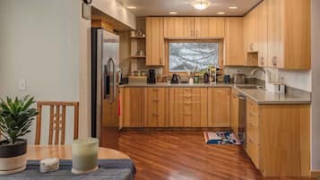 Jääkaappi, mikroaaltouuni, uuni, liesi