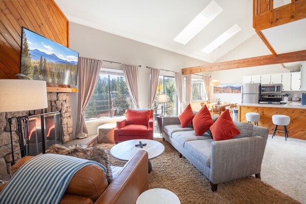 Smart TV, fireplace