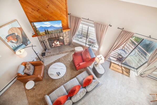 Televisie en een open haard