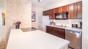 Refrigerador, microondas, horno, lavavajillas