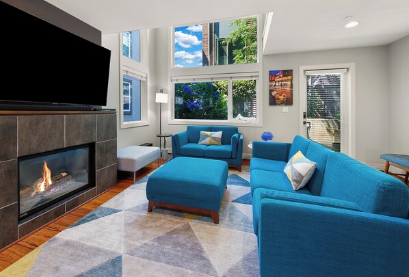 Smart TV, fireplace - Stylish Queen Anne townhouse with rooftop deck, secure parking, walk score 94! (Seattle)
