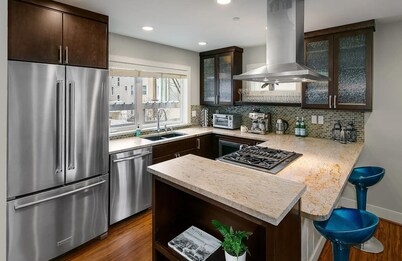 Stylish Queen Anne townhouse with rooftop deck, secure parking, walk score 94! 