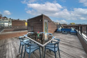 Outdoor dining - Stylish Queen Anne townhouse with rooftop deck, secure parking, walk score 94! (Seattle)