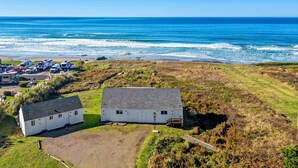Parque de casas móveis com edifícios brancos e vista para a praia.