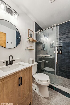 Douche, sèche-cheveux, serviettes fournies, savon