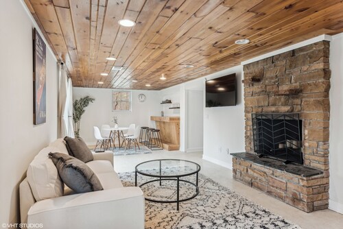 Secluded Oasis: 4 Bedrooms, 3 Blocks to Downtown