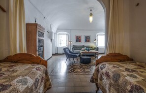 2 sovrum, strykjärn/strykbräda, resesäng och sängkläder