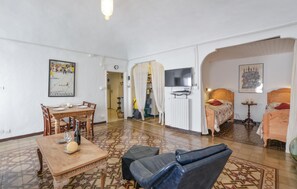 2 bedrooms, iron/ironing board, travel cot, bed sheets - 2 bedroom lovely apartment in Imperia (Imperia)