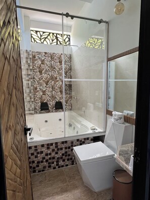 Habitación doble Deluxe, hidromasaje | Wifi gratis y ropa de cama 