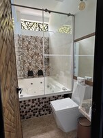 Deluxe Double Room, Jetted Tub | Free WiFi, bed sheets