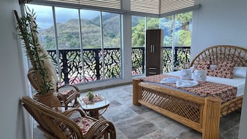 Deluxe Double Room, Jetted Tub | 3 bedrooms, free WiFi, bed sheets