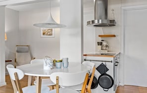 Køleskab, kogeplade, opvaskemaskine, kaffe-/temaskine