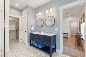 Shower, hair dryer, towels, soap - Luxury 3BD 2bath Near EXPO & TU (Tulsa)