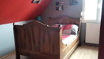 4 chambres, bureau, fer et planche Ă repasser, lit parapluie