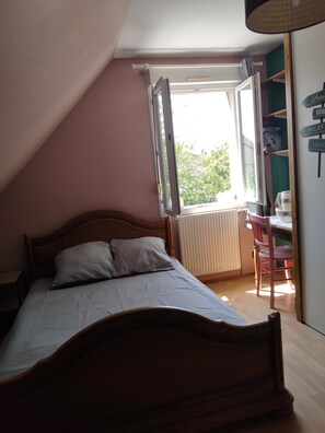 4 Schlafzimmer, Schreibtisch, Bügeleisen/Bügelbrett, Reisekinderbett