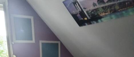 4 chambres, bureau, fer et planche à repasser, lit parapluie