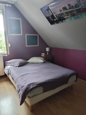 4 dormitoris, escriptori i planxa i posts de planxar