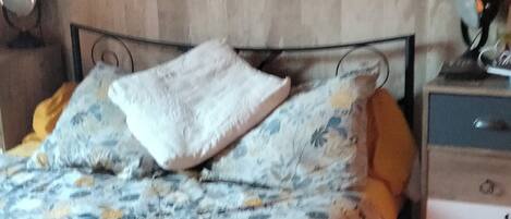 4 bedrooms, desk, iron/ironing board, travel crib