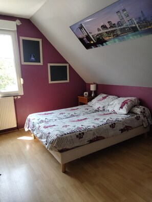 4 Schlafzimmer, Schreibtisch, Bügeleisen/Bügelbrett, Reisekinderbett
