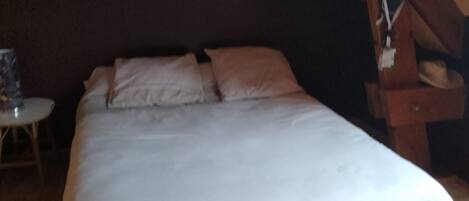 4 soverom, skrivebord, strykejern/-brett og reiseseng for barn