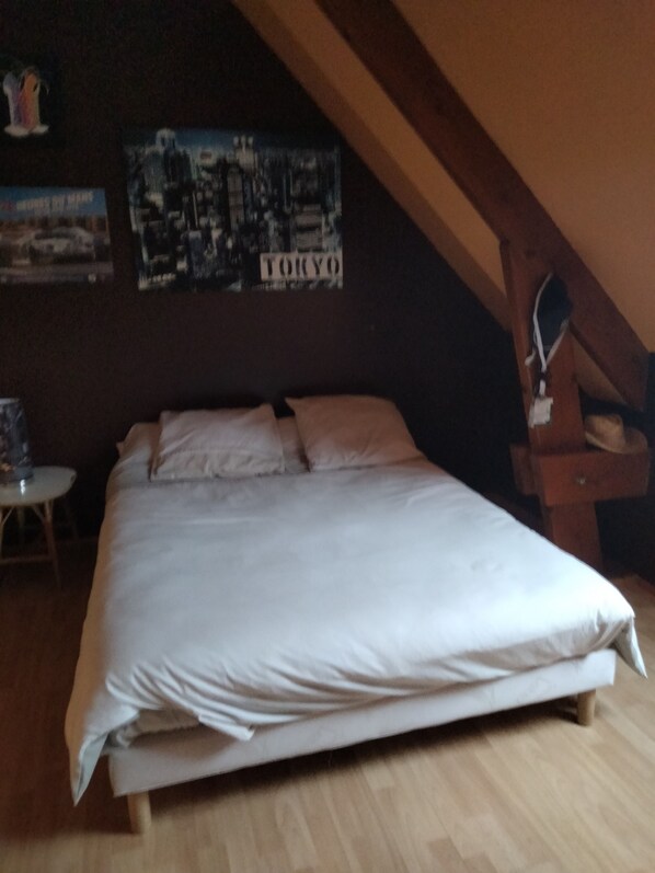 4 dormitoris, escriptori i planxa i posts de planxar