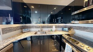 Kjøleskap, mikrobølgeovn, ovn og kokeplater