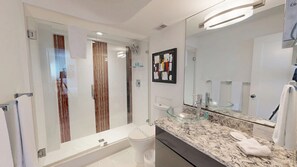 Shower, hair dryer, towels - Crescent Arms Vacation Rentals 301S Siesta Key Florida (Siesta)