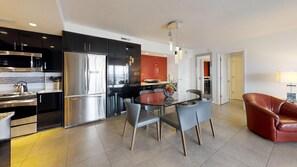 Refrigerador, microondas, horno, placa de cocina