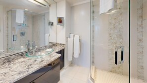 Douche, sèche-cheveux, serviettes fournies