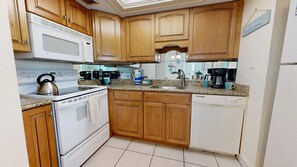 Een koelkast, een microgolfoven, een kookplaat, een vaatwasser