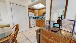 Kühlschrank, Mikrowelle, Herdplatte, Geschirrspüler