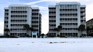 Un hôtel moderne à plusieurs étages, doté de balcons, avec un toit plat et un design épuré et contemporain.