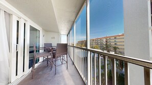 Outdoor dining - Crescent Arms 405 N Siesta Key Florida (Siesta Key)