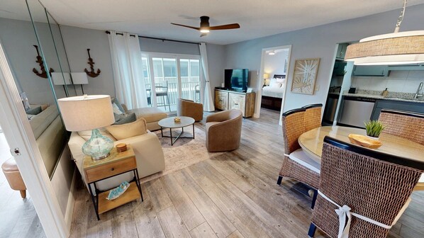 Smart TV, books - Crescent Arms 405 N Siesta Key Florida (Siesta Key)