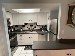 Kjøleskap, mikrobølgeovn, kokeplater og oppvaskmaskin