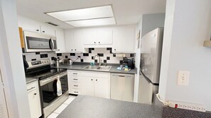 Kjøleskap, mikrobølgeovn, kokeplater og oppvaskmaskin