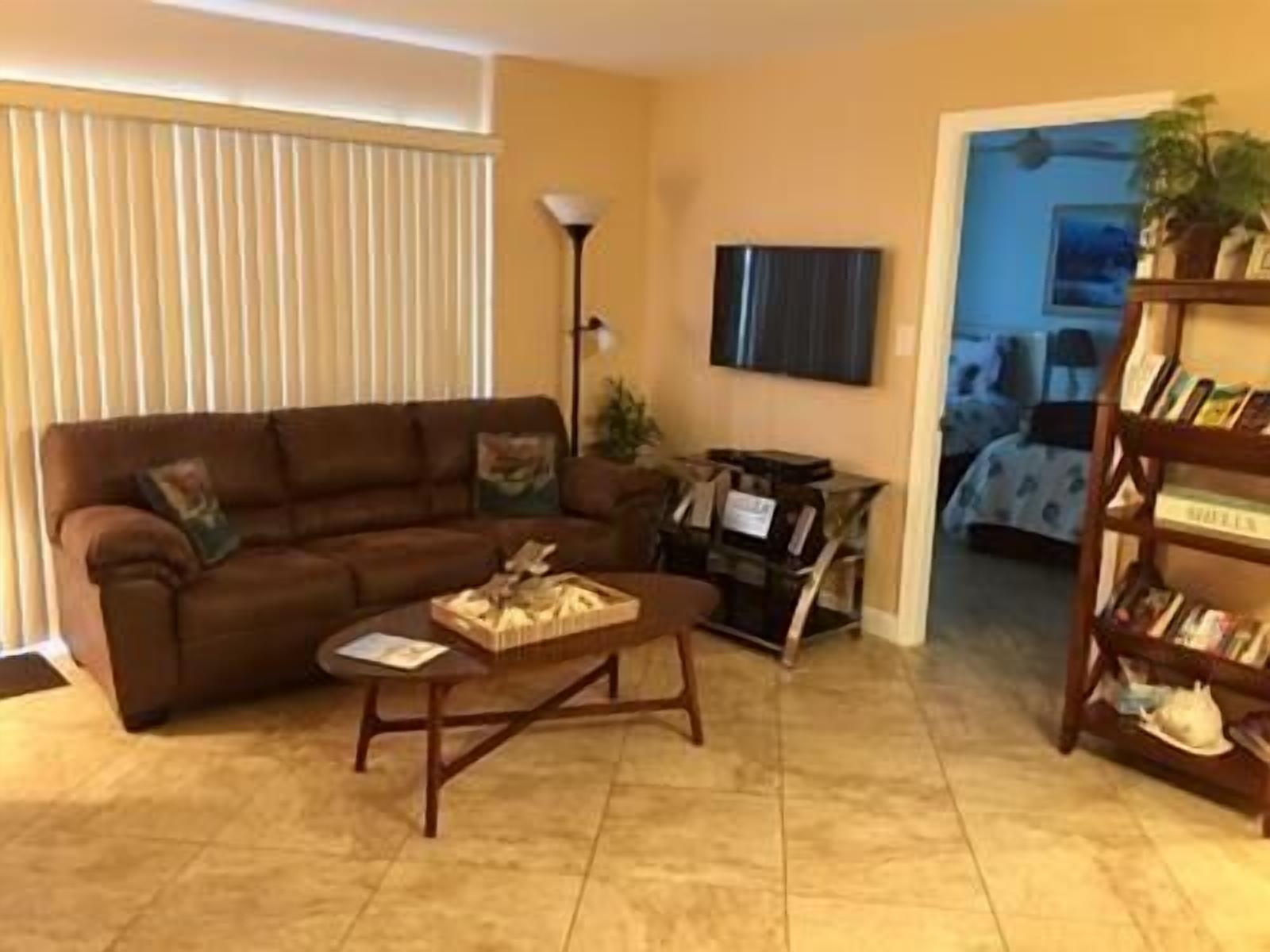 Smart-tv, böcker, en stereo och printers