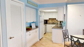 Fridge, microwave, oven, stovetop - Crescent Arms 705 S Siesta Key Florida (Siesta Key)