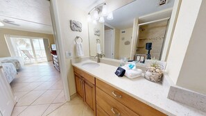 Een douche, een haardroger, handdoeken