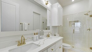 Shower, hair dryer, towels, shampoo - Salt and Stone Villa 8128 (Galveston)