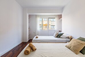 3 slaapkamers, een strijkplank/strijkijzer, reisbedje, gratis wifi