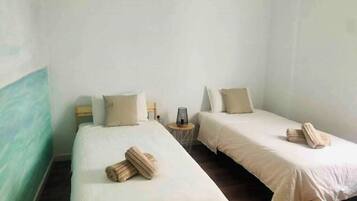 3 habitaciones, tabla de planchar con plancha y cuna de viaje