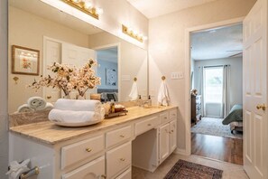 Haartrockner, Handtücher, Shampoo, Toilettenpapier