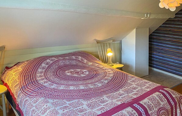 3 bedrooms, travel crib, internet, bed sheets