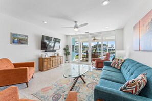 Televisor intel·ligent i llibres 