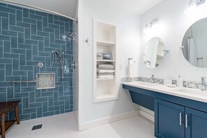 Ducha, secador de pelo, toallas