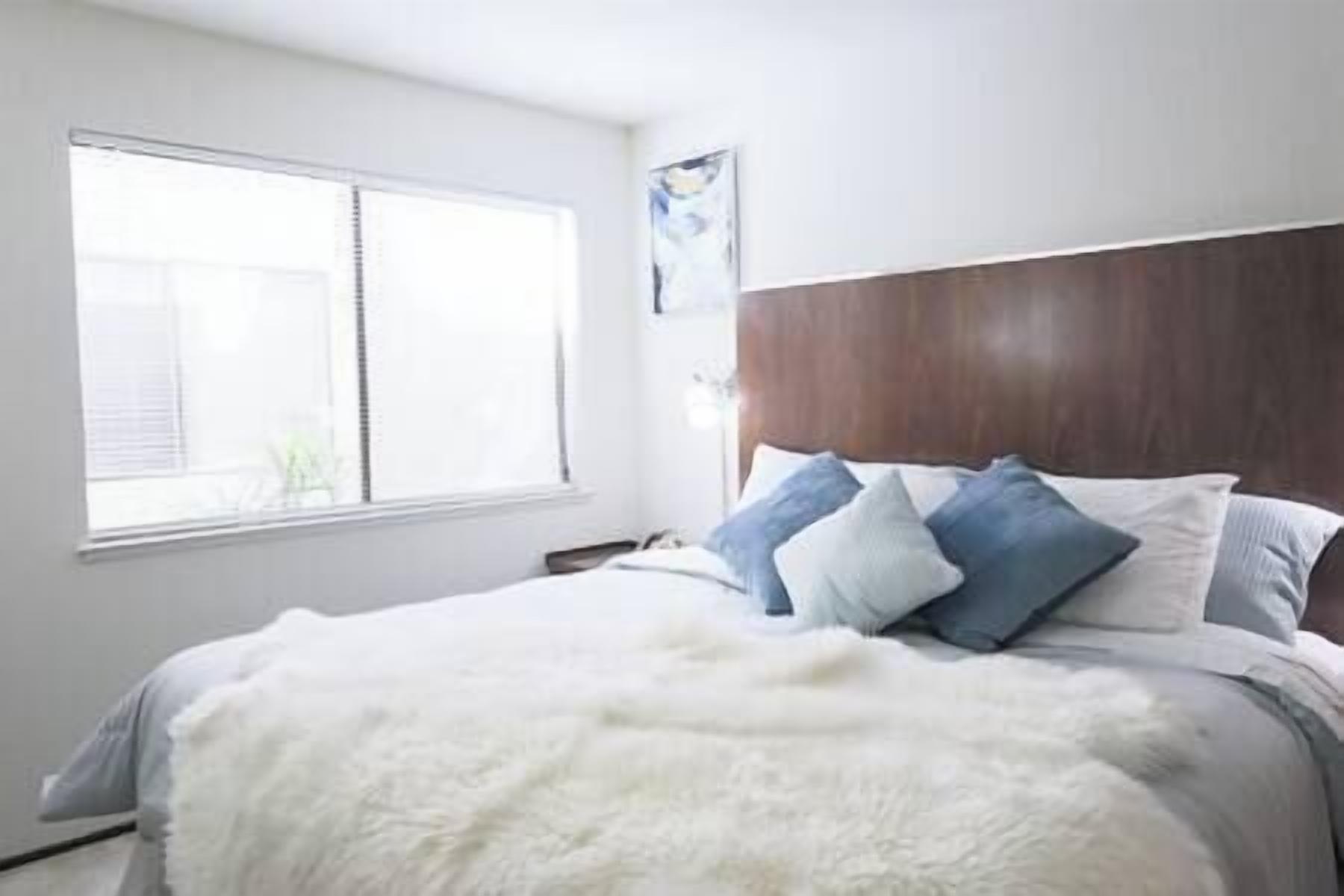 4 bedrooms, iron/ironing board, internet, bed sheets