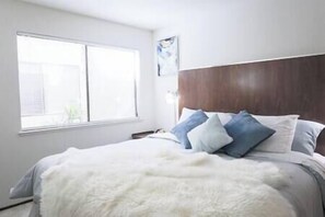 4 habitaciones, tabla de planchar con plancha, internet y ropa de cama 